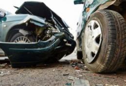 Două autoturisme avariate din cauza unui șofer imprudent