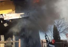 Vilă din municipiul Botoşani cuprinsă de flăcări