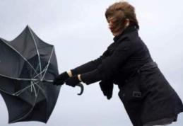 Informare meteo: ploi şi vânt puternic. Revin ninsorile viscolite