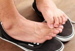 Pantofii miros după ce îi porți? Iată cel mai simplu mod de a scăpa definitiv de această problemă