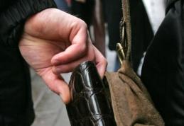 Trei tineri cercetați după ce au tâlhărit un adolescent de 17 ani