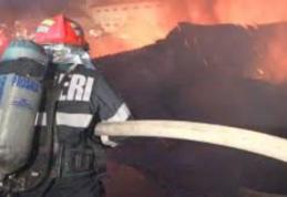 Incendiul de la Stăuceni stins după 13 ore de luptă cu flăcările. Au ars 50 tone de furaje, au murit doi cai, o bovină și patru porci!