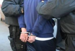 Tânăr de 18 ani reţinut de poliţişti pentru tâlhărie calificată