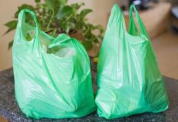 România interzice din vară o parte din pungile din plastic