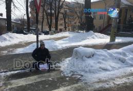 Un bărbat a intrat în grevă în fața Judecătoriei Dorohoi. Vezi ce l-a determinat să ia această decizie extremă - FOTO