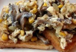 Omletă cu ciuperci și porumb pe toast