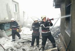 Incendiu puternic! Pompierii și voluntarii au intervenit pentru stingere - FOTO