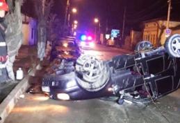 ACCIDENT! A lovit o mașină parcată, după care s-a răsturnat pe cupolă - FOTO