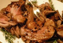 Cum se pregăteşte o friptură magică de miel la ceaun. Ingredientele care-i dau savoarea unică