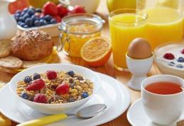 Cum să-ţi începi ziua perfect. Combinaţia de alimente sănătoase pentru micul dejun