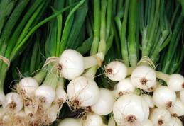 Cum păstrezi ceapa verde proaspătă mai mult timp