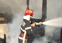 Depozit de furaje cuprins de flăcări la Corlăteni