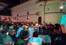 Lumina Sfântă a adus fericirea pe chipul credincioșilor din Dorohoi care au participat la slujba de Înviere – FOTO