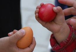 Iată cum se face corect ciocnitul ouălor roşii de Paşte