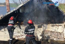 Incendiu puternic izbucnit la o casă din zona Progresul. Pompierii dorohoieni au intervenit pentru stingere - FOTO