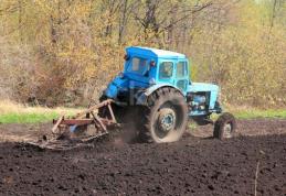 Caz bizar: Un agricultor care-şi ara terenul la 3.00 dimineața, a găsit un om împuşcat bântuind pe dealuri - FOTO
