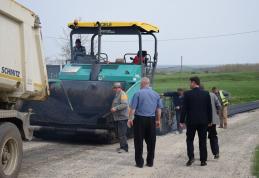 Prefectul Dan Şlincu în vizită la şantierul DN 24C „singurul drum naţional de pământ din ţară” - FOTO