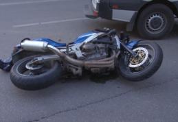 Motociclist de 25 de ani, rănit grav după ce a intrat în coliziune cu o mașină