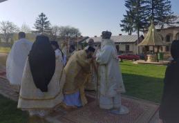 Un preot din Dorohoi spune bancuri și transmite pilde credincioșilor pe contul său de Facebook