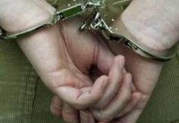 Un bărbat şi un minor suspecţi de tâlhărie în formă continuată