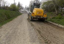 Lucrări de întreținere pe drumurile din comuna Ibănești - FOTO