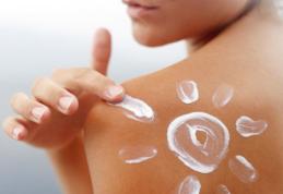 Cum ar trebui, de fapt, să aplicăm crema de protecție solară. Nimeni nu face asta corect