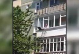 Românul s-a născut creativ: un bărbat face grătar la bloc - VIDEO