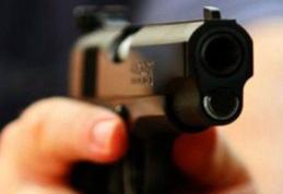 Bărbat cercetat de polițiști după ce și-a amenințat concubina cu pistolul