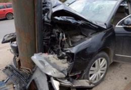 Un șofer din Dorohoi a intrat cu mașina într-un stâlp, după ce a plecat băut la plimbare