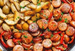 Cârnăciori afumaţi cu cartofi la tigaie