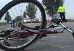 Prea beat ca să pedaleze: Un biciclist din Dorohoi a căzut pe carosabil la efectuarea unui viraj la stânga