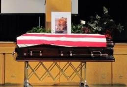 Emoţionant: câinele unui soldat refuză să plece de lângă sicriul stăpânului lui