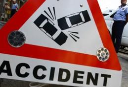 Trei persoane rănite şi mai multe bunuri distruse, într-un accident rutier 