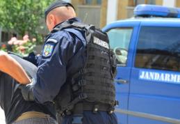 Femeie scoasă de jandarmi din mâinile concubinului