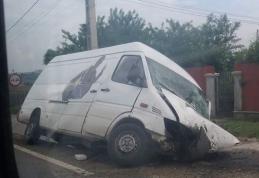 Accident! Un microbuz s-a izbit de un cap de pod