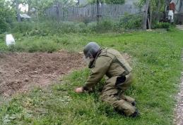 Pericol iminent! Grenadă de război, găsită pe marginea unui drum sătesc din comuna Cristinești - FOTO