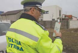 Doi amețiți de aburii alcoolului au fost prinși la volan într-o singură zi