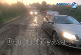 Primim la redacție – Mașină rămasă suspendată într-o gaură pe strada Horia din Dorohoi – FOTO