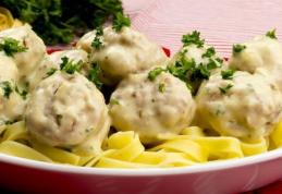 Tagliatelle cu chifteluțe în sos