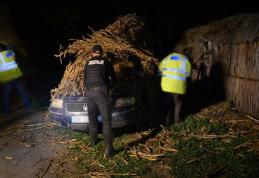 Mașină burdușită cu țigări de contrabandă descoperită de polițiștii de frontieră ascunsă sub nişte coceni de porumb - FOTO