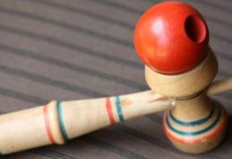 Ce este, de fapt, KENDAMA, jucăria care face furori în rândul copiilor. Atenţie, părinţi!