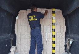 Microbuz blindat cu peste 27.400 de pachete cu ţigări, reţinut de poliţiştii de frontieră - FOTO