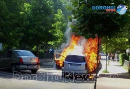 Mașină care se afla în mers cuprinsă de flăcări pe strada Lt. Olinescu din Dorohoi – VIDEO / FOTO