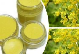 Alifie de sânziene. Reţeta care te scapă de petele de pe faţă