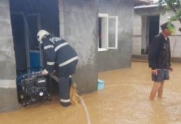 PAGUBE după ploi: Case și curți inundate în județul Botoșani. Se anunță „Cod Galben” de inundații - FOTO