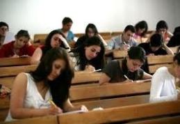 Universităţile îi scutesc de taxe pe copiii şomerilor sau ai pensionarilor 