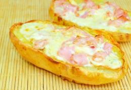 Cartofi umpluți cu telemea și șuncă