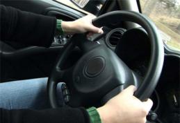 Tânăr cercetat după ce a furat mașina mamei și a plecat la plimbare deși nu avea permis