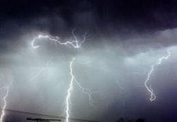 Autoritățile dorohoiene atenționează cetățenii: Nu ieșiți din casă pe timpul furtunii!