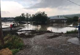 Inundații în județul Botoșani! Peste 40 de gospodării inundate și bărbat rămas captiv pe un imaș - FOTO